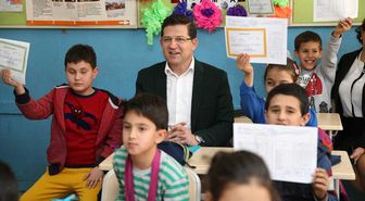 Başkan Subaşıoğlu Öğrencilerin Karne Heyecanına Ortak Oldu