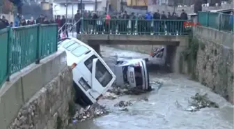 Hatay Yol Çöktü Araçlar Dereye Yuvarlandı