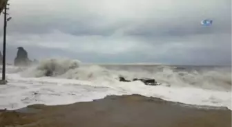 Şiddetli Fırtına Evlerini Yıktı... Mahsur Kalan Aile Kurtarıldı