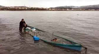 Şiddetli Fırtına, Göl Kıyısındaki Balıkçı Teknesini Batırdı