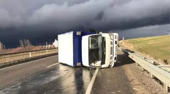 Sorgun'da Kamyonet Devrildi: 3 Yaralı