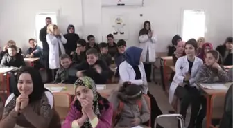 Suriyeli Çocukların Karne Sevinci