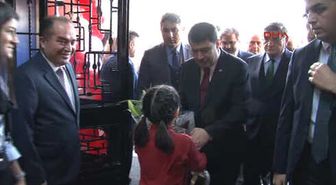 Vali Şahin Karne Dağıttı