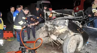 Traktör Römorkuna Çarpan Otomobil Hurdaya Döndü: 3 Yaralı