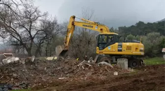 Yıkılan Metruk Binanın Yerine Öğrenciler İçin Oyun Alanı Yapılacak