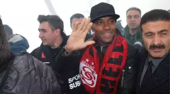 Robinho'ya Coşkulu Karşılama