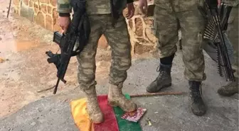 YPG'li Teröristler Böyle Yakalandı, Mehmetçik Paçavrayı Ayağının Altına Aldı