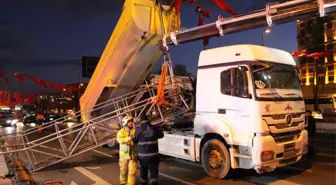 Vatan Caddesi'nde İnanılmaz Kaza! Yanlışlıkla Damperi Açılan Kamyon, Trafik Direğini Devirdi