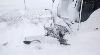 Yolcu Otobüsü Otomobile Çarptı: 1 Ölü, 3 Yaralı