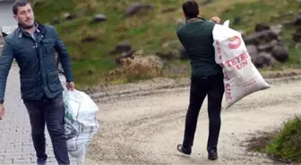 Sıfır Noktasındaki Köyde Yaşayan Genç, Mehmetçik Üşümesin Diye Mevzilere Odun Taşıdı