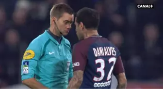 PSG'li Dani Alves, Gördüğü Kırmızı Kart Nedeniyle 3 Maç Ceza Aldı