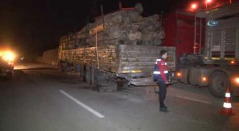 Otomobil Tıra Çarptı: 2 Ölü, 3 Yaralı