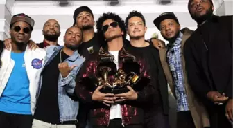 Grammy Ödül Törenine Bruno Mars ve Beyaz Güller Damga Vurdu