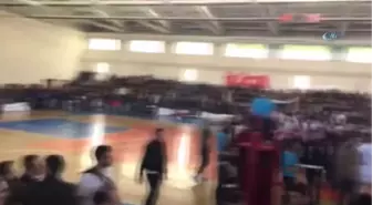 Taraftar Sahaya İndi, Voleybol Maçı Tatil Edildi