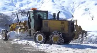 Karda Kapanan Yolları Açma Çalışmaları Sürüyor