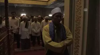 Süper Kanlı Mavi Ay' Tutulması - Bogor'da Müslümanlar, Namaz Kılıp Dua Etti