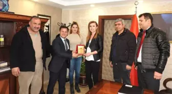 Van Gaziantepliler Derneğinden Kaymakam Uçar'a Plaket