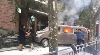 Çin'de Araç Yayaların Arasına Daldı