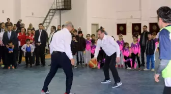 Gençlik ve Spor Bakanı Gençlerle Basketbol Oynadı