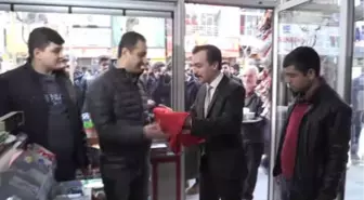 Harekata Destek İçin Türk Bayrağı Dağıttılar