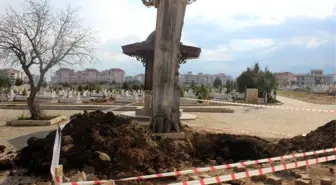 Mezarlıkta Kepçeyle Kazı Yapan 9 Kişi Tutuklandı