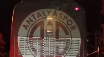 Antalyaspor Hentbol Takımı'nın Otobüsüne Taşlı Saldırı