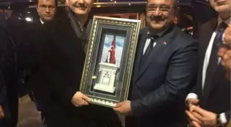 Başkan Karabulut'tan Bakan Soylu'ya Şehit Sancaktar Anıtı'nı Simgeleyen El Yapımı Tablo