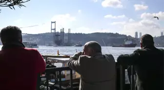 Petrol Platformu Taşıyan Gemi İstanbul Boğazı'ndan Geçti