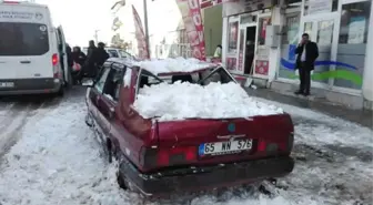 Sarıkamış'ta Üzerine Kar Kütlesi Düşen Araç Kullanılamaz Hale Geldi