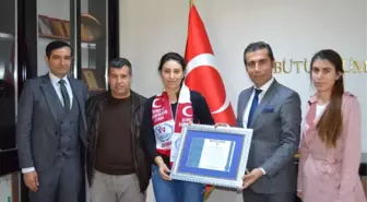 Eskrim Sporcusu Merve Ersoy Mutluluğunu Müdür Keleş ile Paylaştı