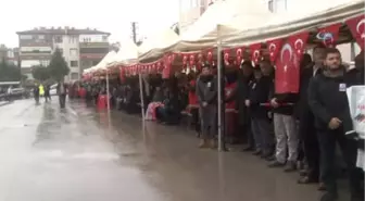 Şehit Annesi Oğlunun Naaşını Getiren Askerin Elini Öptü