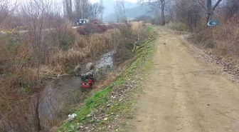 Su Kanalına Devrilen Traktörün Altında Can Verdi
