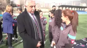 Hakkari'de Kadın Futbol Takımına Malzeme Desteği