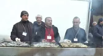 Esenler'de 5 Ton Hamsi Tavada, Mısır ve Patates Sobada Pişirildi