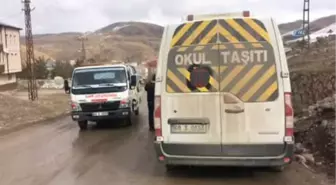 Okul Servisi ile Otomobil Çarpıştı: 16 Yaralı