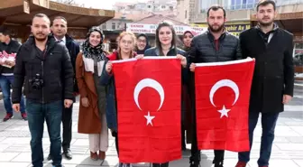 Üniversite Öğrencileri Sevgililer Gününde Türk Bayrağı Dağıttı