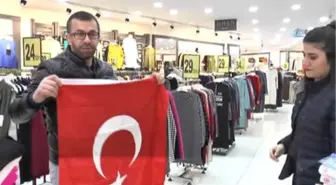 Üniversite Öğrencileri Sevgililer Gününde Türk Bayrağı Dağıttı