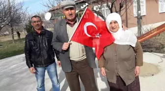 Vatandaşlara Türk Bayrağı Dağıtıldı