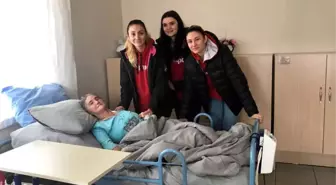 Voleybolculardan Hastalara Moral Ziyareti