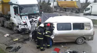 İşçileri Taşıyan Minibüs ile Hafriyat Kamyonu Kafa Kafaya Çarpıştı: 2 Ölü, 4 Yaralı