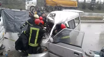 Minibüs ile Kamyon Çarpıştı: 2 Ölü 4 Yaralı