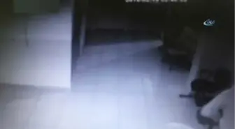 Sağlık Merkezine Giren Eli Bıçaklı Hırsız Kamerada