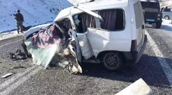 Yolcu Otobüsüyle Hafif Ticari Araç Çarpıştı: 2 Ölü, 4 Yaralı