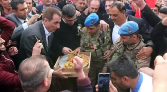 Afrin'e Giden Komandolara Baklava İkramı