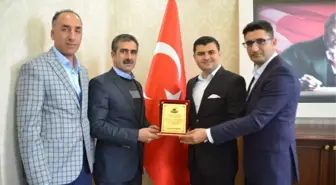 Eleşkirtspor Yönetiminden Kaymakam Sarı'ya Plaket