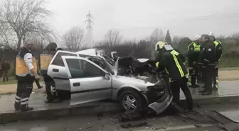 Denizli'de Otomobil Kamyona Çarptı: 1 Ölü, 2 Yaralı