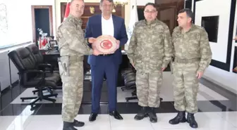 Tuğgeneral Köseali'den Belediye Başkanı Ayhan'a Teşekkür Plaketi