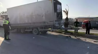 Dorsesi Kopan Tır Zincirleme Kazaya Yol Açtı: 16 Yaralı