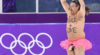 Kış Olimpiyatlarında Yarı Çıplak Adam Paten Pistine Atladı