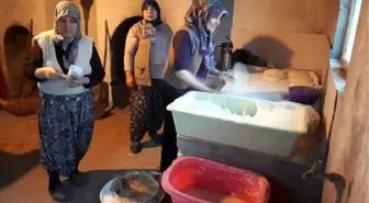 Köylü Kadınlar Yaptıkları Ekmekleri Satıp Parasını Mehmetçik Vakfı'na Bağışladı